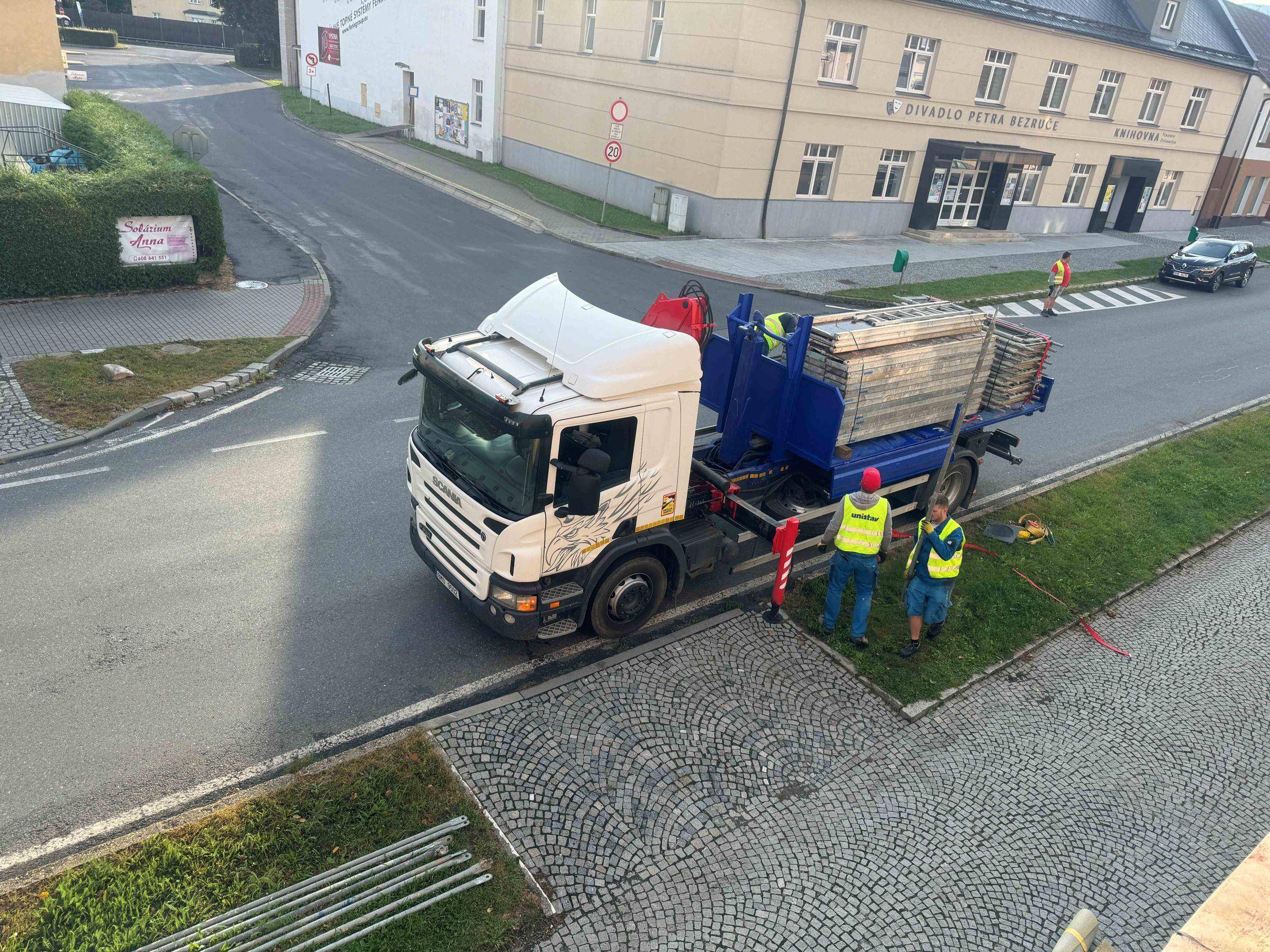 Nákladní Automobil s hyraulickou rukou